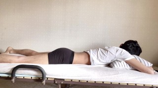 ベッドにちんちんを擦りつける変態日本人男子